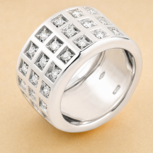 DAMIER bague diamants - detail macro